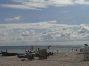 Fischerboote und Urlaubsgste: Ostseestrand von Klpinsee.