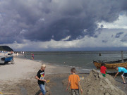Strand von Kölpinsee: Dunkle Wolken, warmes Sommerwetter.