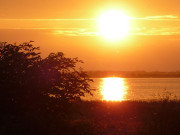 Ein Urlaubstag geht zu Ende: Sonnenuntergang ber dem Achterwasser.