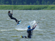 Luftsprung: Kiten auf dem Achterwasser bei Usedom.
