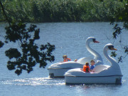 Urlaub in der Inselmitte: Boote auf dem Kölpinsee.