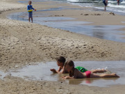 Heringsdorf auf Usedom: Kinderspiel am Ostseestrand.