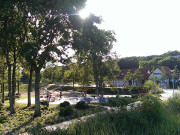 Spielplatz am Meer: An der Strandpromenade von Klpinsee.