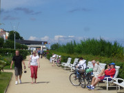 Sonnen auf der Strandpromenade: Ostseebad Bansin.