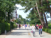 Radfahren und Flanieren: Strandpromenade von Bansin.