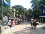 Strandpromenade von ckeritz: Kiefern und Holzhuser.