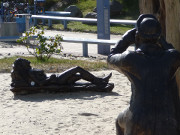 Holzskulpturen auf der Strandpromenade von Trassenheide.