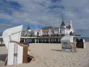 Windgeschtzt: Sonnenbad an der Seebrcke des Ostseebades Ahlbeck.