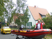 Lebensretter: Im Schlauchboot am Haus Steinbock.