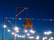 Erntekrone pendelt im Wind: Festplatz am Morgen.