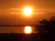 Ein Urlaubstag geht zu Ende: Sonnenuntergang ber dem Achterwasser.