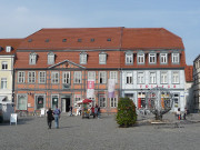 Waren an der Müritz: Der Marktplatz mit Fachwerkgebäuden.