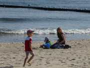 Kinderspiel auf dem Sandstrand der Insel Usedom.