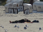 Kaiserbad und Kaiserwetter: Schlfchen am Ostseestrand.