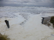 Den Strandzugang herauf: Wellen "erobern" Strand und Dne.