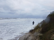 "Strandspaziergang": Mit der Wathose am Ostseestrand.