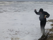 berrascht: Vom Strand ist nichts geblieben.