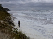 Breiter Sandstrand? Nur noch Ostseewellen.