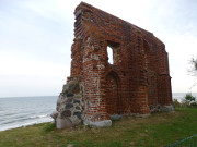 Polnische Ostseekste: Kirchenruine in Hoff.