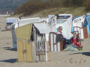 Windgeschtzt: Sptes Sonnenbad in den Usedomer Kaiserbdern.