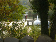 Durchblick: Tretboote am Steg im Klpinsee.