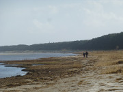 Wanderer an der Ostseekste: Blick in Richtung Sden.