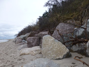 Freigespült: Granitbrocken am Ostseestrand von Koserow.