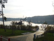 Steg in den Klpinsee: Strandpromenade des Seebades Loddin.