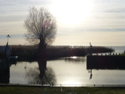 Bernsteinbad Zempin: Achterwasserhafen im Licht.