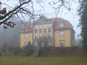 Neben den Ferienhäusern Alter Schulgarten: Alte Dorfschule.