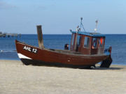 Fischerboot auf dem Sandstrand des Ostseebades Ahlbeck.