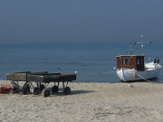 Vertäut: Fischerboot auf dem Koserower Strand.