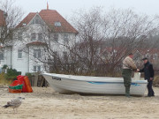 Winterfest machen: Fischer prparieren ihr Boot.