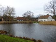 Dorfteich: Stolpe zwischen Schloss und Kirche.