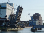 Eisenbahnklappbrcke ber die Peene: Anklam in Ostvorpommern.