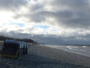 Zwischen Stubbenfelde und Klpinsee: Strand unter Wolken.