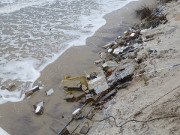 Reste des Kiosks an der Promenade: Trmmer am Strand.