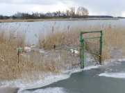 Sinnlos abzuschlieen: Steg in der Melle bei Loddin.