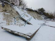 Betonplatten am Strand: Teile des Promenadenweges sind abgebrochen.