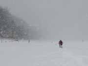 Winterstrand auf Usedom: Strandwanderer in Klpinsee.