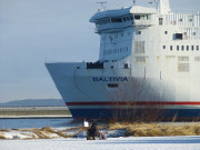 Fhre in der Hafeneinfahrt: Ein Maler am Strand.