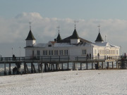 Ein Hauch von Schnee: Seebrcke des Ostseebades Ahlbeck.