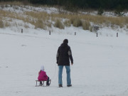 Versuch des Schlittenfahrens: Wenig Schnee auf Usedom.