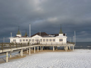 Wenige Sonnenstrahlen: Seebrcke Ahlbeck dramatisch beleuchtet.