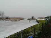 Zugefrorener Achterwasserhafen Loddin: Ausfahrt ins Achterwasser.