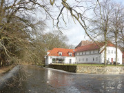 Wasserschloss Mellenthin auf Usedom: Hotel am Burggraben.