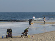 Vereister Strand von Klpinsee: Wintertag am Meer.