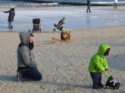 Winterferien auf Usedom: Spiel auf dem Winterstrand.