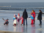 Eisbahn auf dem Ostseestrand: Familienurlaub auf Usedom.