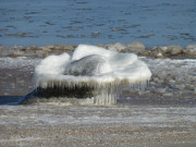 Mit Hut: Stein auf dem Ostseestrand von Bansin.